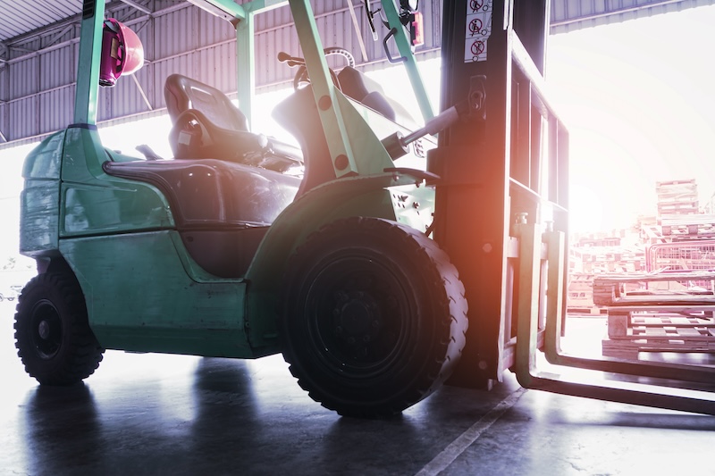 Gaffeltruck på lager i morgonljus